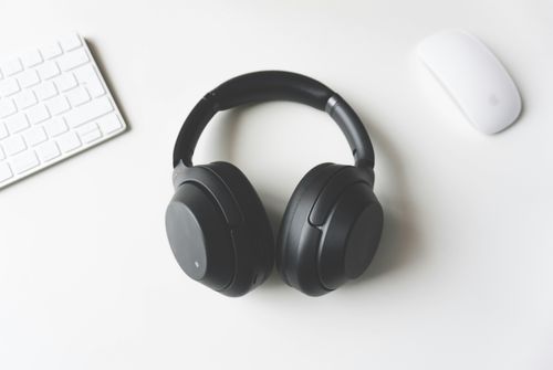 Wireless noise canceling headphones