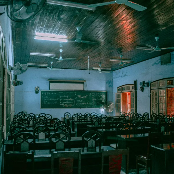 A classroom setup with tables and chairs structured for collaborative pedagogical strategies