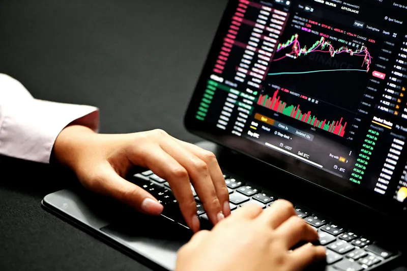Professional trader analyzing gold candles on a laptop